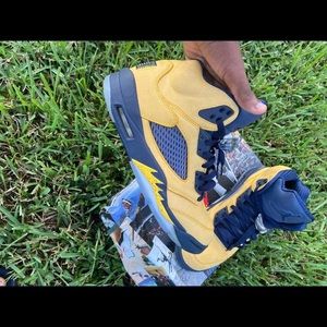 Jordan 5 Michigan’s size 10